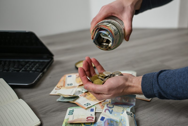 Schadevergoeding van bv op privérekening is afkoop pensioen